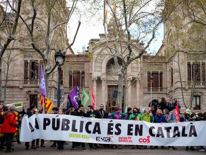 Manifestación de profesores y estudiantes el pasado miércoles en Barcelona contra la sentencia del castellano en la escuela.