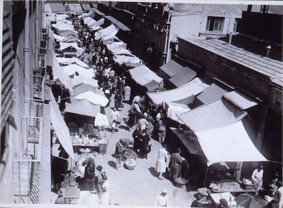 1930 (aproximadamente). Tenderetes de venta en la calle de Santa Isabel. En la cercana calle de Los Tres Peces había también un mercado.