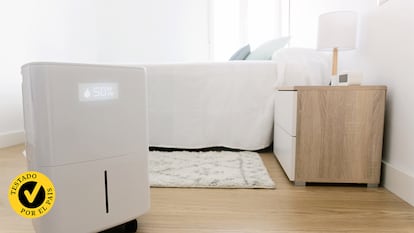 Un deshumidificador en la habitación de una casa.