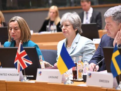 Desde la izquierda, la alta representante para la Pol&iacute;tica Exterior de la Uni&oacute;n Europea, Federica Mogherini, la primera ministra brit&aacute;nica, Theresa May y el presidente ucraniano, Petro Poroshenko este noviembre en Bruselas. 