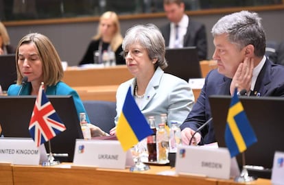 Desde la izquierda, la alta representante para la Pol&iacute;tica Exterior de la Uni&oacute;n Europea, Federica Mogherini, la primera ministra brit&aacute;nica, Theresa May y el presidente ucraniano, Petro Poroshenko este noviembre en Bruselas. 