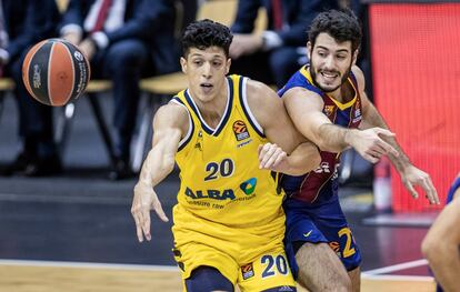 Fontecchio y Abrines pugnan por el balón.