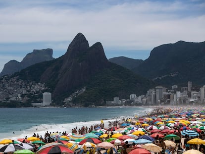 Apesar da alta de casos de coronavírus no Rio, a praia de Ipanema lotou neste domingo, 24 de janeiro.