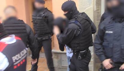 Los Mossos detienen, el 23 de marzo, a dos presuntos yihadistas en Roda de Ter.