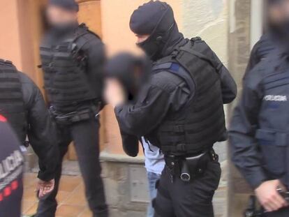 Los Mossos detienen, el 23 de marzo, a dos presuntos yihadistas en Roda de Ter.
