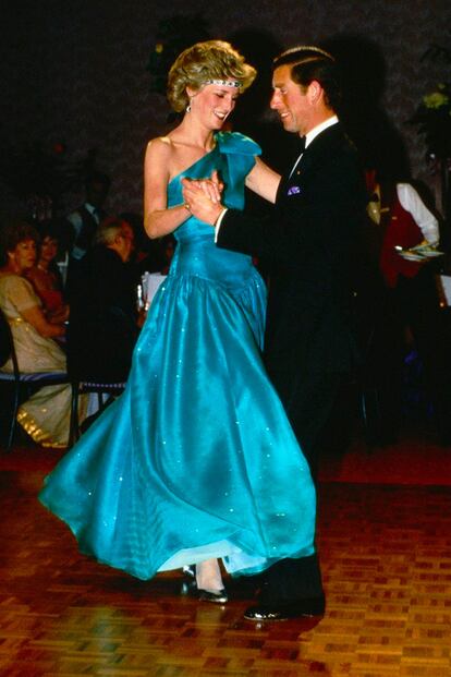 Una imagen mítica de la pareja bailando durante una gala. A Diana le encantaba bailar y, de hecho, estudió danza de forma asidua e incluso aspiró a ser parte del Royal Ballet, aunque era demasiado alta para las exigencias del ballet clásico.