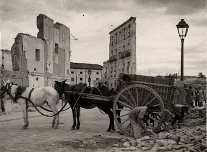 La Guerra Civil destruyo el 48% de los edificios de Carabanchel. En la imagen una carreta tirada por burros que ayudaba en las tareas de desescombro. Publicada en: Carabanchel un siglo de imágenes (1860-1960) de José Sánchez Molledo. Restaurada por: Alicia Álvarez Donate y Sonia Dorado Martín.