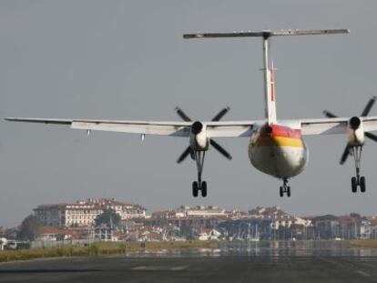 Un avión despega del Aeropuerto de Hondarribia.