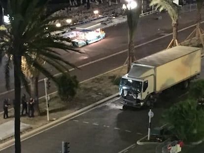 El camión que ha cometido el atentado en Niza.