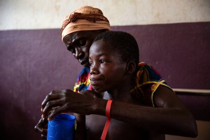 Campaña de vacunación contra el sarampión de Médicos Sin Fronteras en el hospital de Bossangoa, en República Centroafricana.