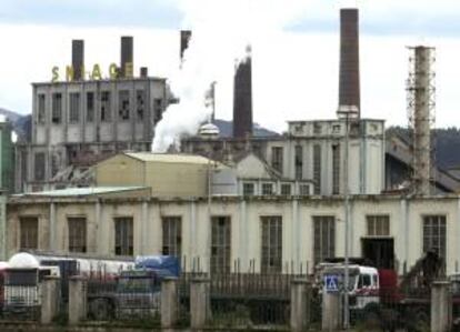 Vista exterior de la factoria de Sniace en la localidad cántabra de Torrelavega. EFE/Archivo