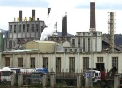 Vista exterior de la factoria de Sniace en la localidad cántabra de Torrelavega. EFE/Archivo