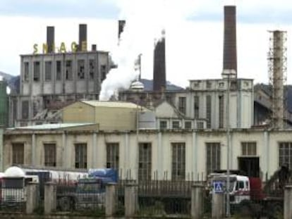 Vista exterior de la factoria de Sniace en la localidad cántabra de Torrelavega. EFE/Archivo