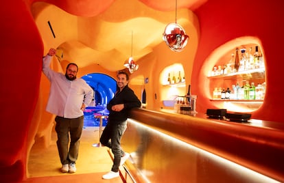Enric Rebordosa y Lito Baldovinos en la coctelería Focacha, inspirada en la instalación Visiona II que el arquitecto y diseñador Verner Panton llevó a cabo para Bayer en 1970.