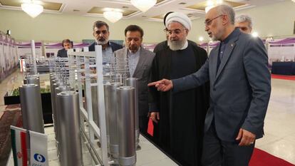 El director de la agencia nuclear iraní, Ali Akbar Salehi, muestra tecnología atómica al presidente Hasan Rohani, el pasado abril en Teherán.