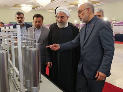 El director de la agencia nuclear iraní, Ali Akbar Salehi, muestra tecnología atómica al presidente Hasan Rohani, el pasado abril en Teherán.