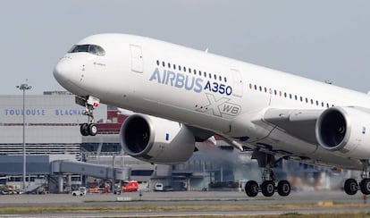 Un Airbus A350 despega de los cuarteles del fabricante en Colomiers, cerca de Toulouse (Francia).