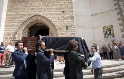 Los hijos de José María Ruiz-Mateos trasladan su féretro este martes en Rota.