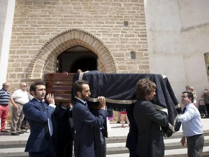 Los hijos de José María Ruiz-Mateos trasladan su féretro este martes en Rota.