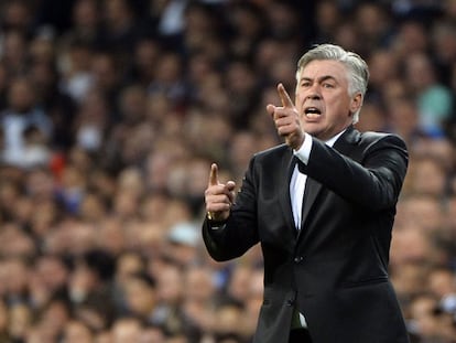 Ancelotti da instrucciones durante un partido.