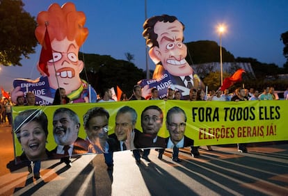Trabajadores de General Motor protestan contra Rousseff en Sao Jose dos Campos.