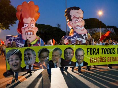 Trabajadores de General Motor protestan contra Rousseff en Sao Jose dos Campos.