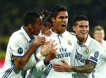 Raphael Varane celebra junto a sus compañeros el segundo tanto del Real Madrid. 