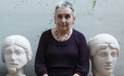 La artista María Moreno en el jardín de su casa de Madrid junto a dos esculturas de Antonio López.