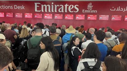 Colas en la oficina de Emirates en el aeropuerto de Dubai tras las tormentas que provocaron caos en los vuelos.