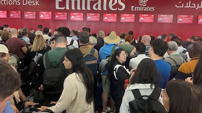 Colas en la oficina de Emirates en el aeropuerto de Dubai tras las tormentas que provocaron caos en los vuelos.