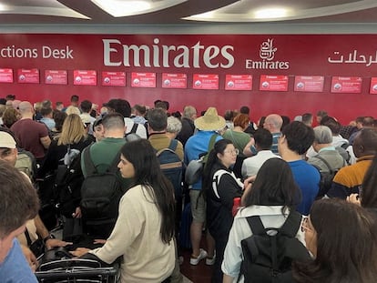 Colas en la oficina de Emirates en el aeropuerto de Dubai tras las tormentas que provocaron caos en los vuelos.