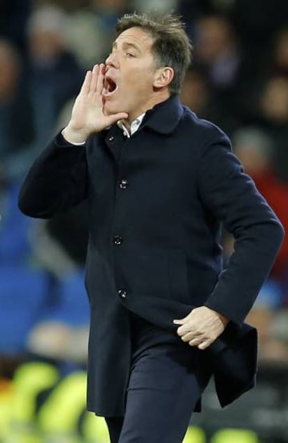 Berizzo da instrucciones a sus futbolistas durante el partido jugado en el Bernabéu.