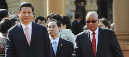 El presidente chino Xi Jinping (izquierda) y el sudafricano Jacob Zuma, este martes en Durban (Sudáfrica).