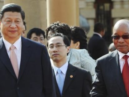 El presidente chino Xi Jinping (izquierda) y el sudafricano Jacob Zuma, este martes en Durban (Sud&aacute;frica).