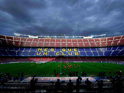 Panorámica del Camp Nou, con el lema Mes que un club en la grada, durante un entrenamiento del Barça.