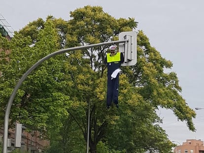 El muñeco de un policía municipal colgado de un semáforo.