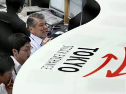 Trabajadores de la bolsa de Tokio trabajan frente a sus monitores en el parqué de Tokio.