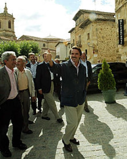 Aznar, ayer, durante su visita al monasterio de Silos.