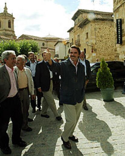 Aznar, ayer, durante su visita al monasterio de Silos.