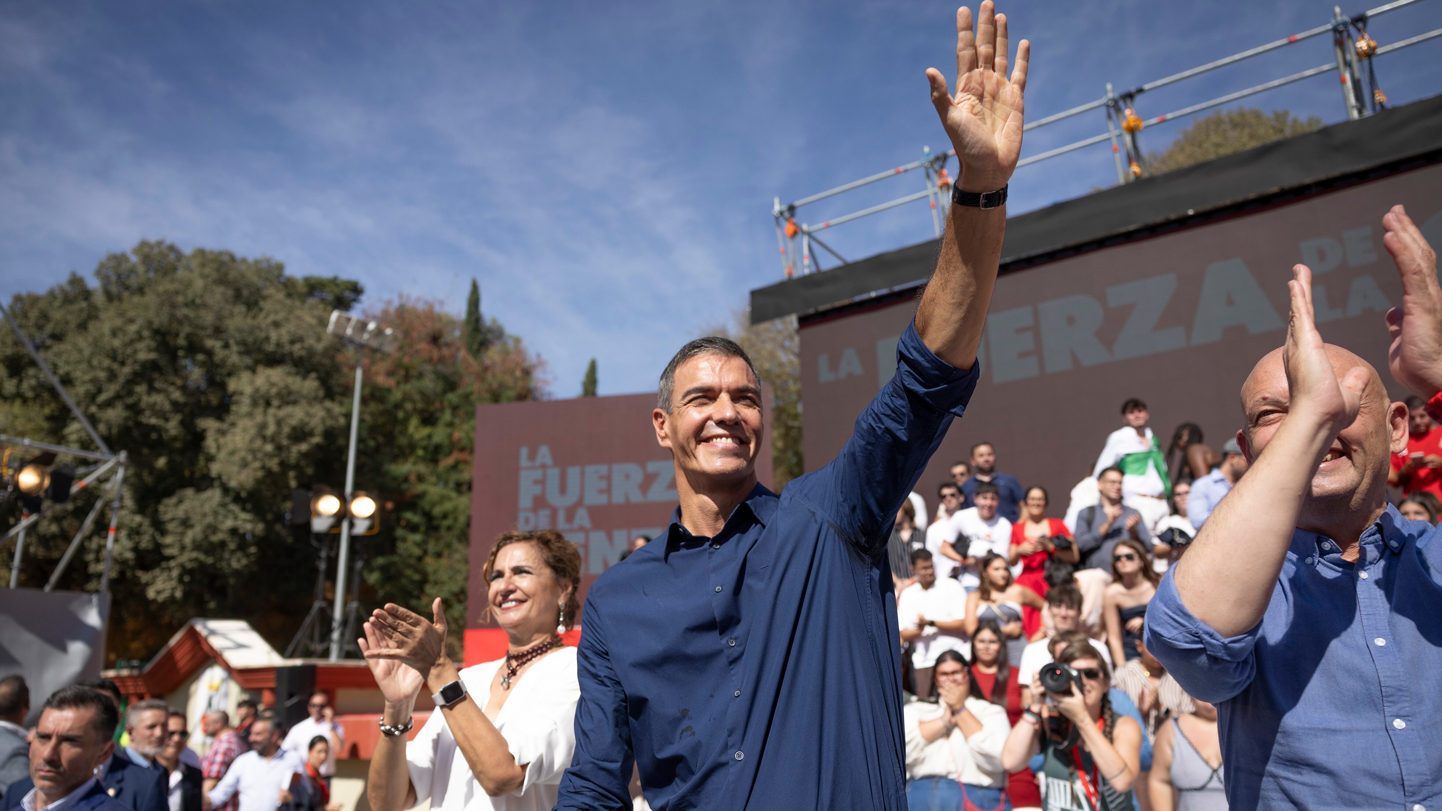 Pedro Sánchez, junto a María Jesús Montero y Francisco Rodríguez. 