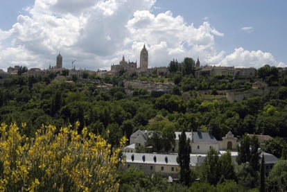 El Real Ingenio de la Moneda, y al fondo la catedral de Segovia.