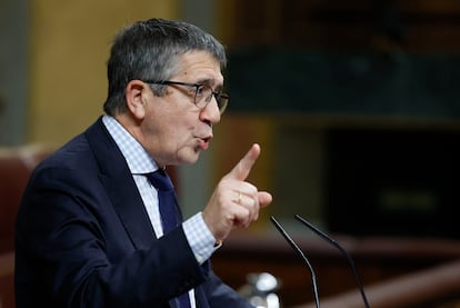 Patxi López. El Gobierno y el PSOE condenan el apaleamiento en Ferraz de un muñeco con la figura de Pedro Sánchez.