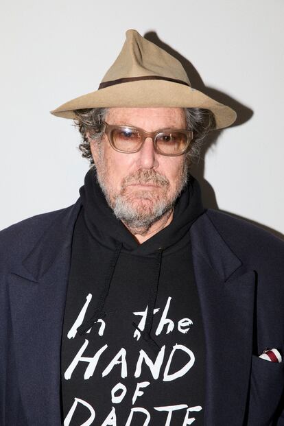 Julian Schnabel posa con la sudadera de su ultima pelicula, 'In the Hand of Dante'.