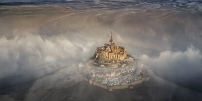 Es uno de los enclaves más icónicos de la costa normanda, en Francia. Esta estampa brumosa atrapa la majestuosidad del Monte Saint Michel, uno de los lugares más fotogénicos (y visitados) del país europeo.