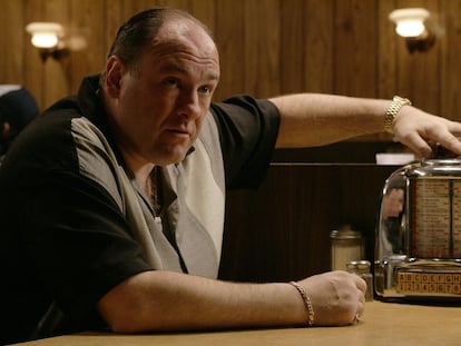 James Gandolfini como Tony Soprano en la mesa del Holsten’s, escenario donde se desarrolla la escena final de la serie.