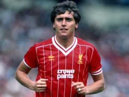 Michael Robinson con la camiseta del Liverpool en 1983.