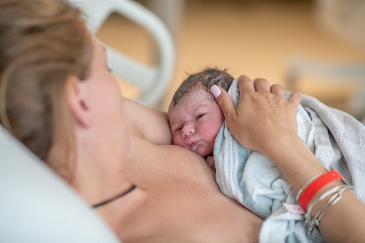 Los beneficios del piel con piel al nacer: favorece la lactancia materna y estabiliza la temperatura y la respiración del bebé