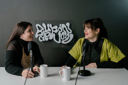 Las creadoras del podcast 'Bufón de voz', durante la grabación de un episodio en San Sebastián.