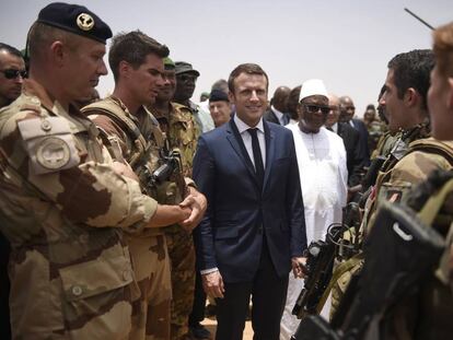 El presidente franc&eacute;s Emmanuel Macron saluda a tropas francesas en Mal&iacute;