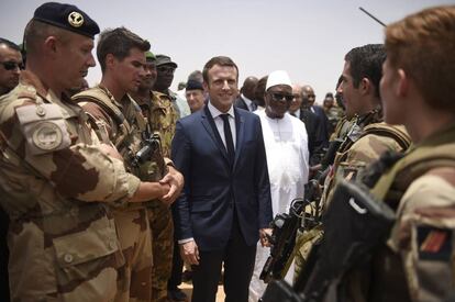 El presidente francés Emmanuel Macron saluda a tropas francesas en Malí